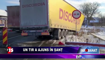 Un tir a ajuns în șanț