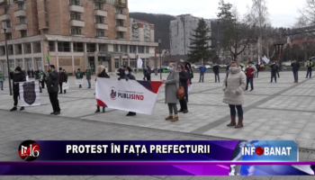 Protest în fața Prefecturii