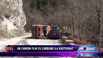 Un camion plin cu cărbune s-a răsturnat