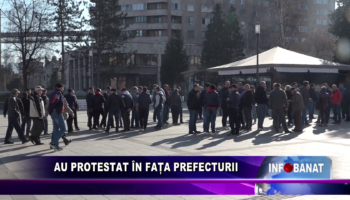 Au protestat în fața prefecturii