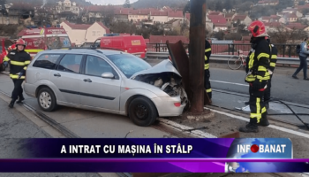 A intrat cu mașina în stâlp