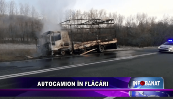 Autocamion în flăcări