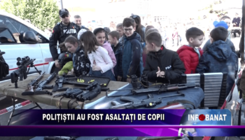 Polițiștii au fost asaltați de copii