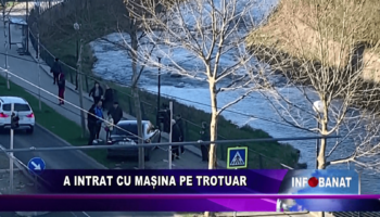 A intrat cu mașina pe trotuar