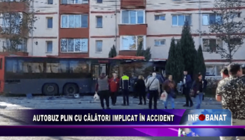 Autobuz plin cu călători implicat în accident