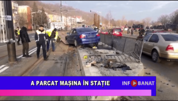 A parcat mașina în stație