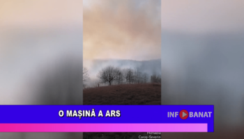 O mașină a ars
