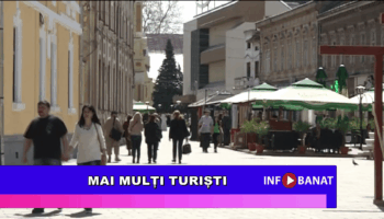 Mai mulți turiști