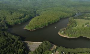 PPC Renewables România anunță golirea temporară a lacului Timiș Trei Ape pentru reabilitarea infrastructurii hidromecanice