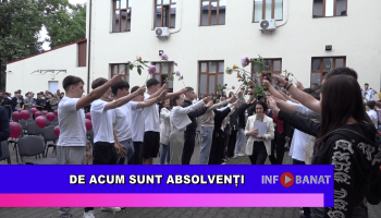 De acum sunt absolvenți
